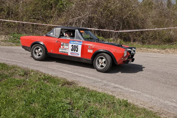 Vintage yarış arabası Fiat 124 12. çalışan Abarth della Romagna ralli. Cesena, İtalya - 8 Nisan 2018