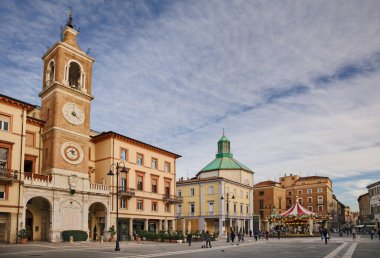 Rimini, Emilia Romagna, İtalya: Piazza Tre Martiri meydanı, antik saat kulesi, kilise ve eski bir atlı karınca. 7 Şubat 2014