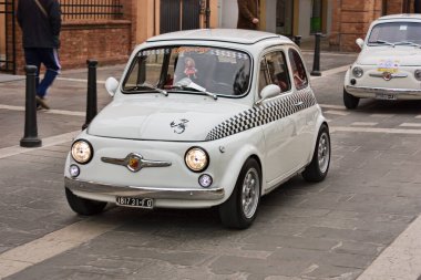Klasik araba rallisinde Fiat 500 Abarth (Forlimpopoli Fiat 500 gün), 1 Nisan 2012 tarihinde İtalya 'da Mercato Saraceno (FC)
