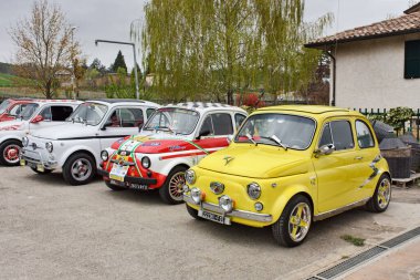 Klasik araba rallisinde (Forlimpopoli Fiat 500 gün) birinci sıradan Fiat 500 Abarth, 1 Nisan 2012 