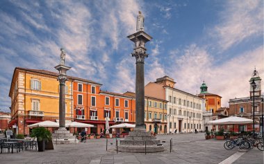 Ravenna, Emilia-Romagna, İtalya: ana kare Piazza del Popolo eski binalar ve Saint Apollinare ve Saint Vitale heykelleri sütunlarla