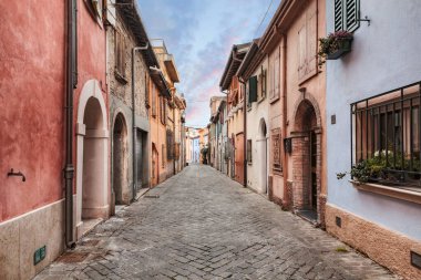 Rimini, Emilia Romagna, İtalya. Eski San Giuliano bölgesinde renkli evleriyle Picturesque caddesi
