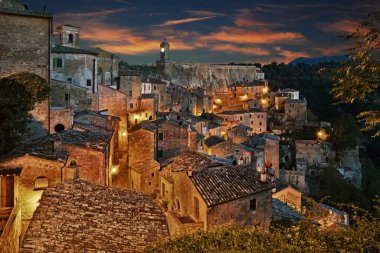 Sorano, Grosseto, Toskana, İtalya. Toskana tepelerindeki ortaçağ köyünün gündoğumu manzarası