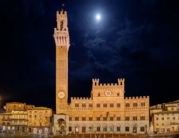 Siena, Toskana, İtalya: Antik belediye binasının gece manzarası Pubblico Sarayı ve şehir meydanındaki Torre del Mangia Kulesi