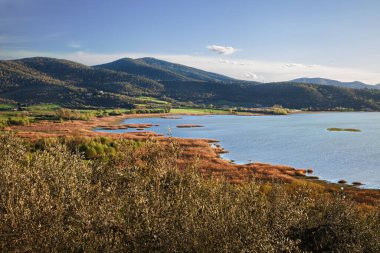 Trasimeno Gölü, Magione, Perugia, Umbria, İtalya: San Savino Kalesi 'nin kıyı manzarası ve tepeleri