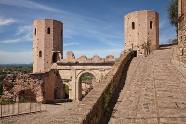 Spello, Perugia, Umbria, İtalya: Porta Venere, 2000 yaşında, antik kentin Roma şehir kapısı ve Properzio 'nun dodecagonal kuleleri