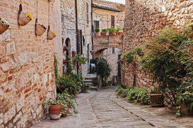 Spello, Perugia, Umbria, İtalya: Antik İtalyan köyünün tarihi merkezinde dar bir sokak