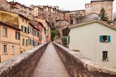 Perugia, Umbria, İtalya: Fontana Maggiore 'a su getiren ortaçağ su kemeri, büyük bir hidrolik mimari çalışması.