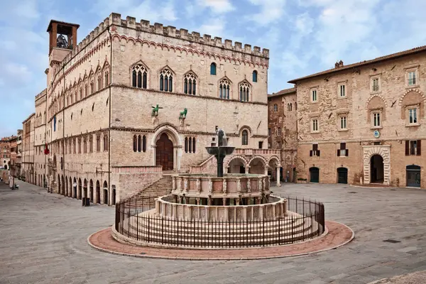 Perugia, Umbria, İtalya: kentin bir ortaçağ heykeli ve anıt sembolü olan Fontana Maggiore çeşmesiyle ana meydan. Gotik tarzda antik Palazzo dei Priori 'nin arkasında