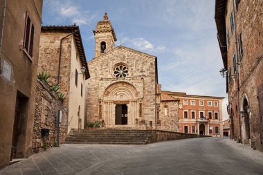San Quirico d'Orcia, Siena, Toskana, İtalya: orta çağ kilisesi Collegiata (12. yüzyıl), pitoresk eski kentteki antik katedral 