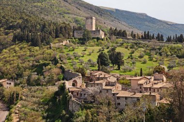 Assisi, Perugia, Umbria, İtalya: Tepelerin manzarası ve ortaçağ duvarları ve Küçük Kale (Rocca Minore) ile antik köy)