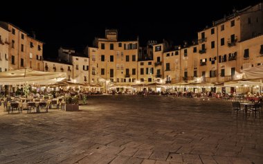 Lucca, Toskana, İtalya: Ortaçağ 'ın eski kentinde, açık hava barları ve restoranları olan antik eliptik amfitiyatro meydanının gece manzarası