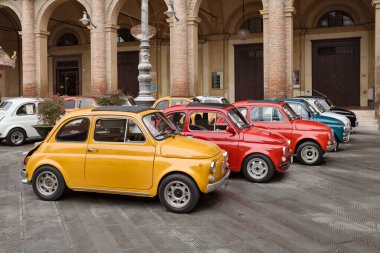 Klasik Fiat 500 sıraları 9 Kasım 2014 tarihinde klasik otomobil rallisinde Bagnacavallo, RA, İtalya