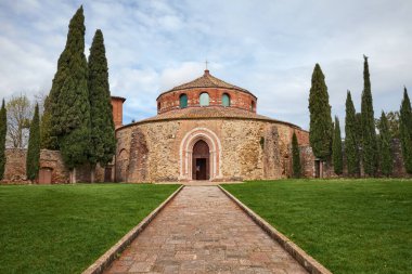 Perugia, Umbria, İtalya: San Michele Arcangelo 'nun ortaçağ kilisesi. Dairesel bina 5. yüzyıldan 6. yüzyıla kadar uzanır ve eski bir putperest tapınağının korint kaplamalı sütunlarını içerir.