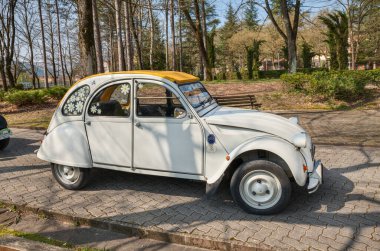 Klasik araba rallisinde klasik Fransız arabası Citroen 2CV, 12 Nisan 2015 tarihinde Rocca San Casciano, FC, İtalya