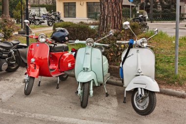 İtalyan mobiletleri Vespa ve Lambretta, 25 Mart 2012 'de Voltana di Lugo, RA, İtalya