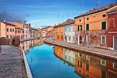 Comacchio, Ferrara, Emilia Romagna, İtalya: Küçük Venedik bilinen eski şehir kanala su ayna ile renkli evlerin görünüm
