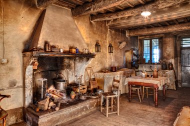 Eski İtalyan çiftlik evi, şöminesi ve mutfağı olan eski bir kır evi. Ateşin yanındaki kutuda ısınan küçük köpeğe dikkat edin. Emilia Romagna, İtalya