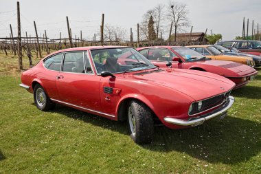 Klasik spor otomobil Fiat Dino Coupe 2400 (1972) Ferrari V6 motorlu klasik otomobil rallisi 11 Nisan 2015 tarihinde Traversara, RA, İtalya