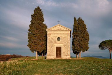 San Quirico d 'Orcia, Siena, Toskana, İtalya: Madonna di Vitaleta Şapeli, Val d' Orcia kırsalının tepelerindeki eski küçük bir kilise