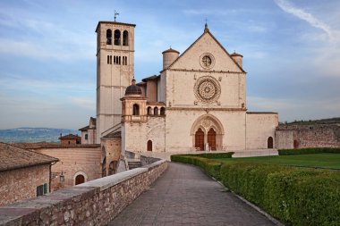 Assisi, Umbria, İtalya: Aziz Francis Bazilikası (İtalyanca: San Francesco), bir azizin mezarına, sanatsal bir başyapıta ve dini hac mekanına ev sahipliği yapan antik Katolik kilisesi.