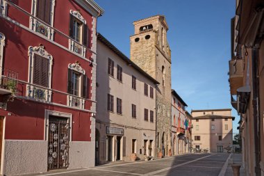 Deruta, Perugia, Umbria, İtalya: antik belediye binası ve kentteki sanat seramikleriyle ünlü çan kulesi ile ana meydan Piazza dei Consoli. 6 Nisan 2024