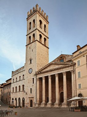Assisi, Perugia, Umbria, İtalya: MÖ 1. yüzyılda inşa edilen ve 16. yüzyılda çan kulesi Torre del Popolo ile bir kiliseye dönüşen antik Roma Minerva Tapınağı. 8 Nisan 2024