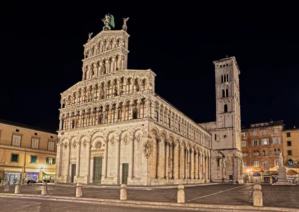 Lucca, Tuscany, İtalya: Foro 'daki antik Roma Katolik Kilisesi San Michele' nin gece manzarası, Pisan Romanesk stilinde başyapıt Michael 'a ithaf edilmiştir.