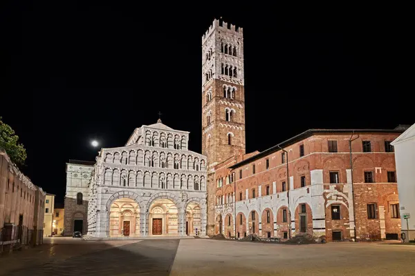 Lucca, Toskana, İtalya: antik Toskana şehrinin tarihi merkezinde yer alan bir sanat ve mimari şaheseri olan Ortaçağ Katolik Tur Katedrali 'nin gece manzarası