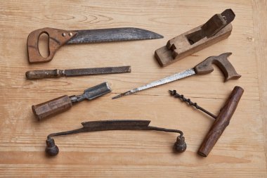 Eski bir marangozluktan eski marangozluk aletleri, antika marangoz ekipmanları.