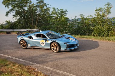 Süper araba Ferrari SF90 XX Stradale (2025), 20 Haziran 2025 tarihinde Predappio, FC, İtalya 'da Mille Miglia' ya tarihi yarış arabası