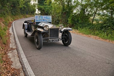 Tarihi klasik araba yarışı Mille Miglia 'da Lancia Lambda Tipo 218 - 219 passo corto (1928), 20 Haziran 2025, Predappio, FC, İtalya