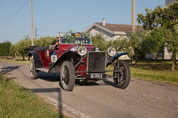Klasik araba yarışı Mille Miglia 'da klasik Lancia Lambda Tipo 214 (1924), 19 Haziran 2025, Cesena, FC, İtalya