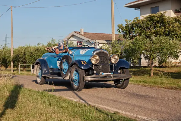 Klasik araba yarışı Mille Miglia 'da klasik Chrysler 72 (1927), 19 Haziran 2025, Cesena, FC, İtalya