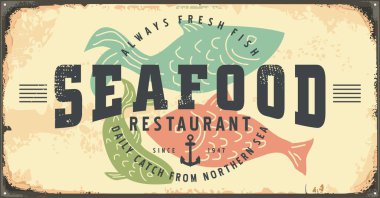 Yaratıcı eski tarz tipografi ve balık resimleriyle deniz ürünleri restoranı için klasik reklam levhası. Bistro için Retro poster tasarım şablonu. Gıda ve su vektör grafiği.