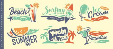 Yaz tatili logoları ve etiket koleksiyonu. Sahilde karpuz, dondurma, tropikal kokteyl barı ve sörf tahtası grafikleriyle güneş ve deniz eğlencesi..
