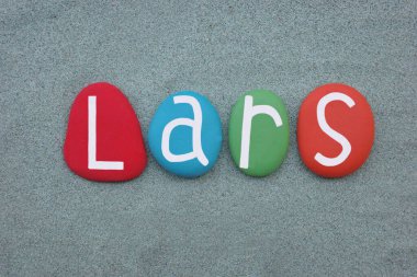 Lars, erkeksi bir isim. Elle boyanmış yeşil kumların üzerine çok renkli taş harfler.
