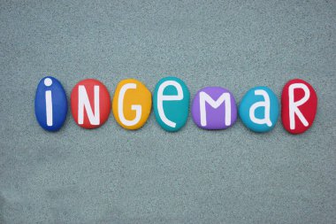 Ingemar, yeşil kumların üzerine çok renkli taş harflerle boyanmış, erkeksi bir isim.
