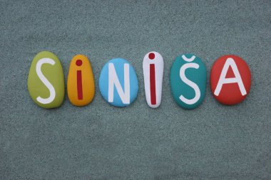 Sinisa, Güney Slav erkeksi, orta çağ Sırp kökenli, yeşil kumların üzerine çok renkli taş harflerle yazılmış.