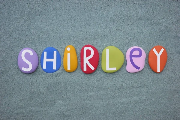 Shirley Weiblicher Vorname Bestehend Aus Mehrfarbigen Steinbuchstaben Über Grünem Sand — Stockfoto