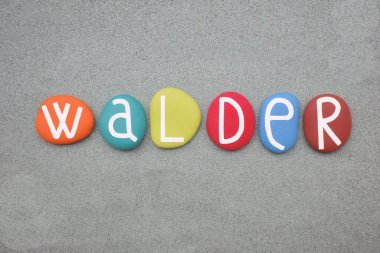 Walder, bir çocuk ismi olarak Eski Alman kökenli. Yani ordunun kumandanı. Elle boyanmış çok renkli taş harflerle yeşil kumların üzerine.