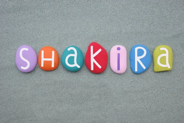 Shakira Kvinnligt Förnamn Komponerat Med Flerfärgade Stenbokstäver Över Grön Sand — Stockfoto
