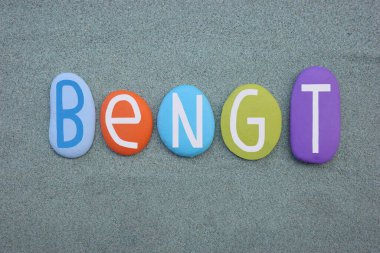 Bengt, İsveç ismi yeşil kumların üzerine çok renkli taş harflerle yazılmış.