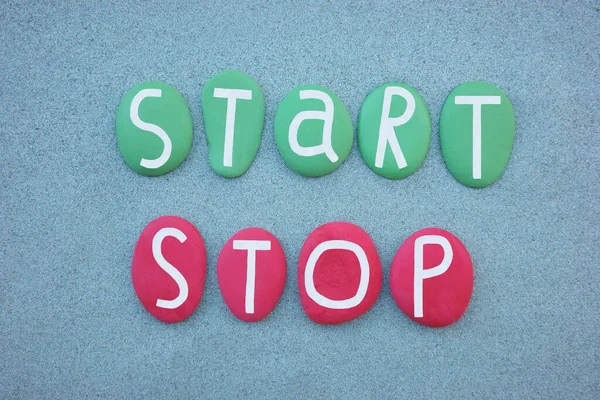 Start Stop Креативное Послание Зелеными Красными Каменными Буквами Зеленом Песке — стоковое фото