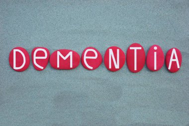 Bunama, günlük hayatı etkileyecek kadar ağır hafıza, dil ve diğer düşünme yetilerinin kaybına verilen genel bir terimdir. Alzheimer bunamanın en yaygın nedenidir. Metin, yeşil kum üzerine kırmızı renkli taş harflerle yazılır.