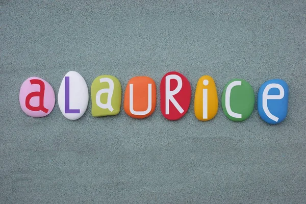 Alaurice Weiblicher Vorname Bestehend Aus Mehrfarbigen Steinbuchstaben Über Grünem Sand — Stockfoto