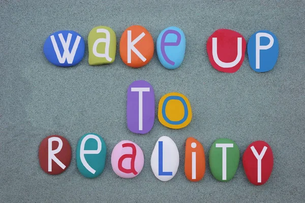 Wake Reality Motivierender Slogan Aus Bunten Steinbuchstaben Über Grünem Sand — Stockfoto