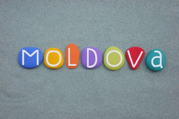モルドバ共和国 モルドバ 緑の砂の上に複数の色の石の文字で構成されたお土産 — ストック写真