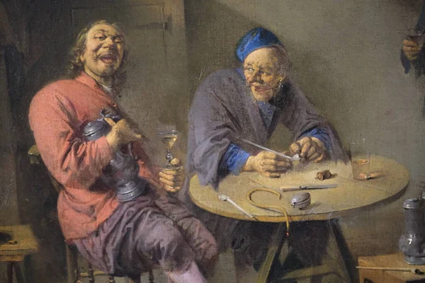 화환에 부분적 흡연을 마시고 노래하는 남자들을 식탁에 앉히고 남자들을 노래하는 스톡 이미지