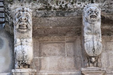 Belediye binası, Loggia Giuratoria, antropomorfik ve zoomorfik korbonlar, maskaralar ve kabartmalar bir balkon altında, Acireale, Sicilya, İtalya